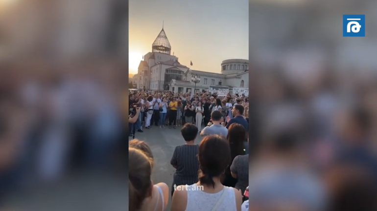 Նա բոլորիս թողեց մի կողմ և կանգնեց կապիտուլյանտի կողքին՝ հանուն փողի և իշխանության. արցախցիները պահանջում են Արայիկ Հարությունյանի հրաժարականը (տեսանյութ)