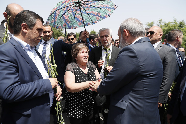 Երեխայիս որ կորցրի, քեզ չուզեցի կորցնել, շնորհակալ եմ. զոհվածի մայրը` Եռաբլուր այցելած Փաշինյանին (տեսանյութ)
