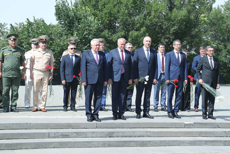 Վաղարշակ Հարությունյանը հարգանքի տուրք է  մատուցել Մեծ հայրենականում  զոհված մարտիկների հիշատակին