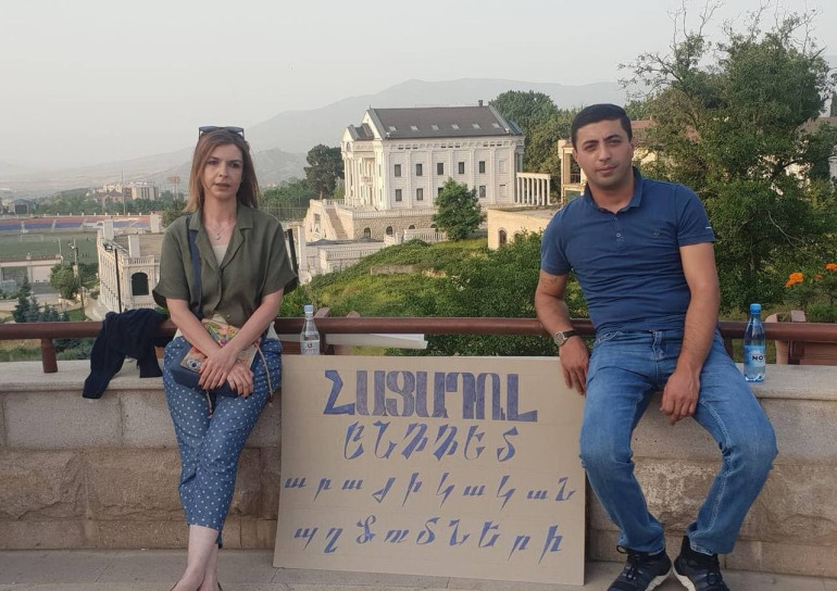Արցախի նախագահը շնորհավորում է մի մարդու, որը ստորագրել է Արցախի կապիտուլյացիան. արցախցիները հացադուլ են հայտարարել Ստեփանակերտի հրապարակում