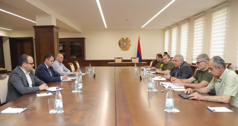 ՊՆ վարչական համալիրում Վաղարշակ Հարությունյանը ընդունել է Հայկ Չոբանյանին, քննարկվել են ռազմարդյունաբերության ոլորտին առնչվող մի շարք հարցեր