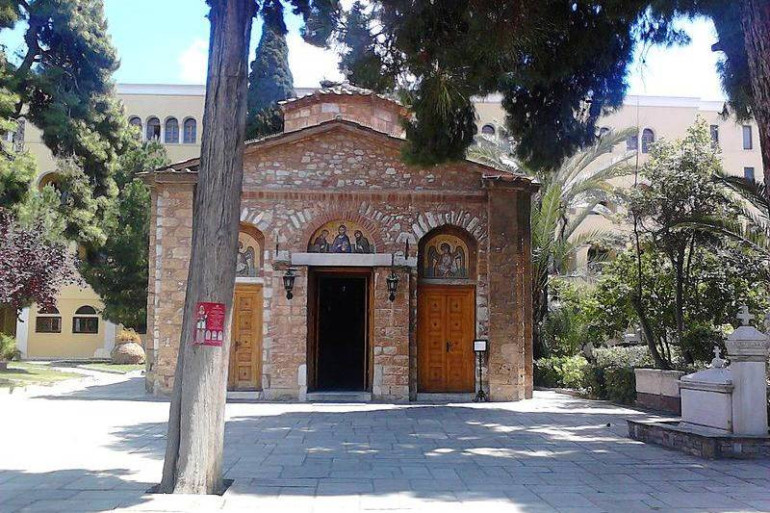 Հունաստանում քահանան թթվային լուծույթ է լցրել 7 հոգևորականի վրա. նա ձերբակալված է