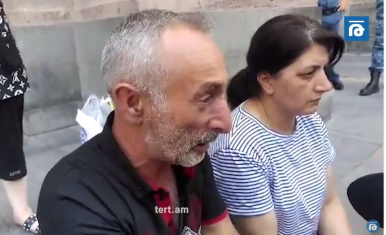 Որդիներին սպասելիս. գերեվարված զինծառայողների հարազատները նստացույց են անում կառավարության դիմաց (տեսանյութ)