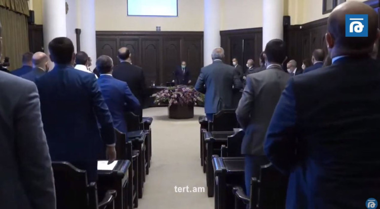 Վարչապետի գալուց բոլորս ոտքի կանգնենք․ վարչապետի աշխատակազմի արարողակարգի պատասխանատուն՝ կառավարության անդամներին (տեսանյութ)