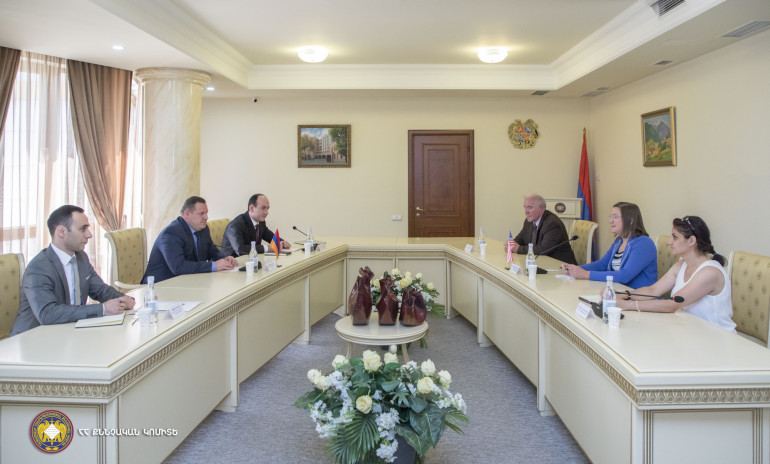 ՀՀ քննչական կոմիտեի նախագահը հանդիպել է ԱՄՆ դեսպանատան մարդու իրավունքների և քաղաքացիական հարցերով պատասխանատուին և ԹՊԻՀ բաժնի խորհրդականին