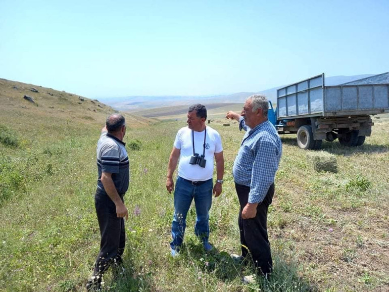 Ադրբեջանցիները Տեղ գյուղի բնակիչներին արգելել են հավաքել խոտը. զինվորականների ու կամավորների հսկողությամբ կազմակերպվել է բերքի տեղափոխումը