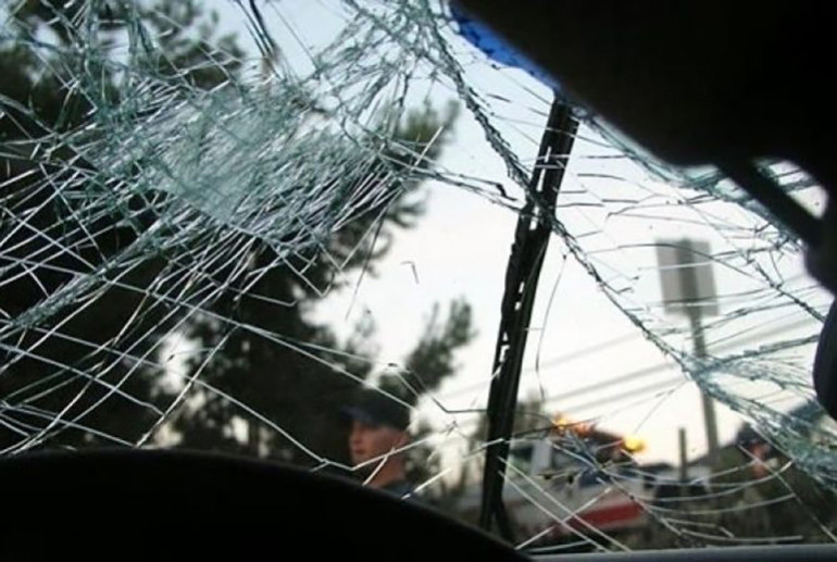Երևան-Սևան մայրուղուց ձորն ընկած մեքենան այրվել է, վարորդն ու ուղևորը հոսիպիտալացվել են