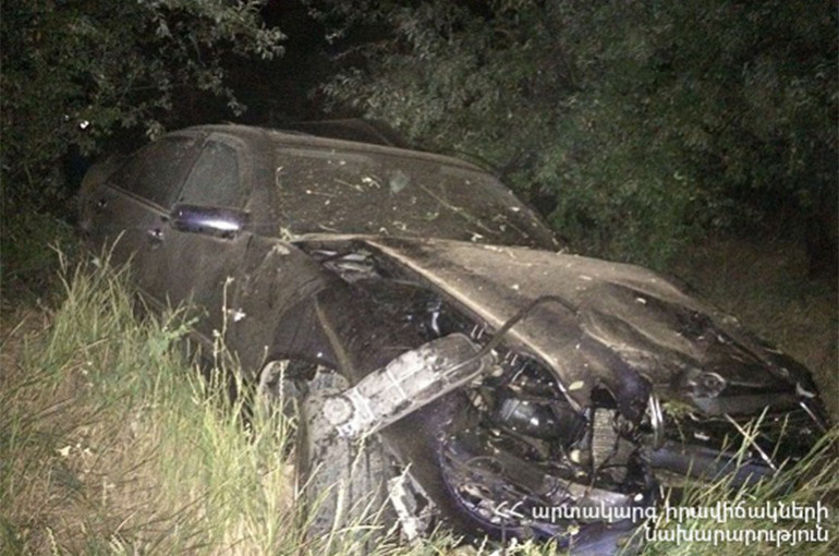 Երևան-Մեղրի ավտոճանապարհին «Mercedes-Benz E-Class» ավտոմեքենան դուրս է եկել ճանապարհի երթևեկելի հատվածից և հայտնվել ձորակում․ վարորդը հոսպիտալացվել է