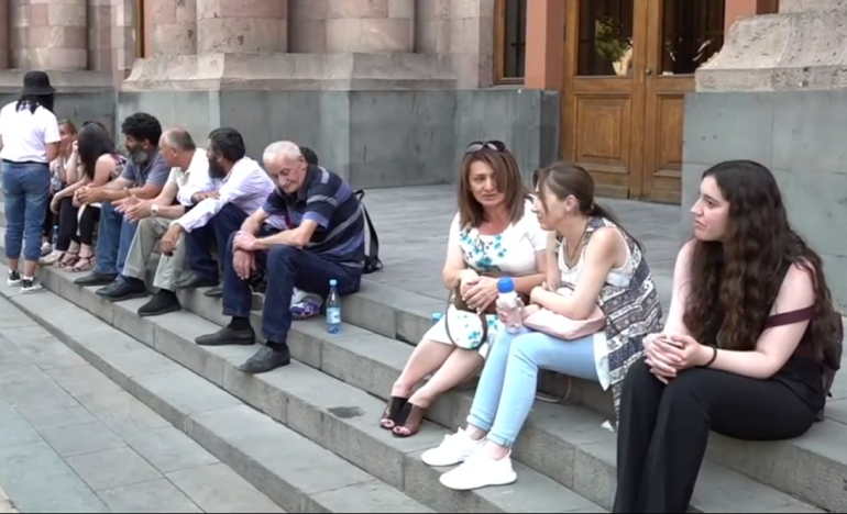 Եթե մեզ չգոհացնի վարչապետի պատասխանը, ակցիաները կշարունակվեն. անհետ կորած զինծառայողների հարազատները բողոքի ակցիա են անում կառավարության շենքի դիմաց