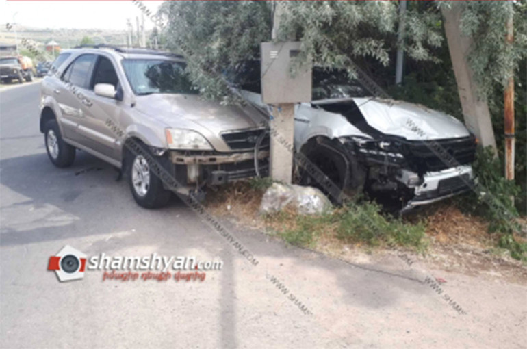 Ջրվեժ-Ձորաղբյուր ճանապարհին բախվել են Volkswagen Touareg-ն ու KIA Sorento-ն, վարորդները տեղափոխվել են հիվանդանոց. shamshyan.com