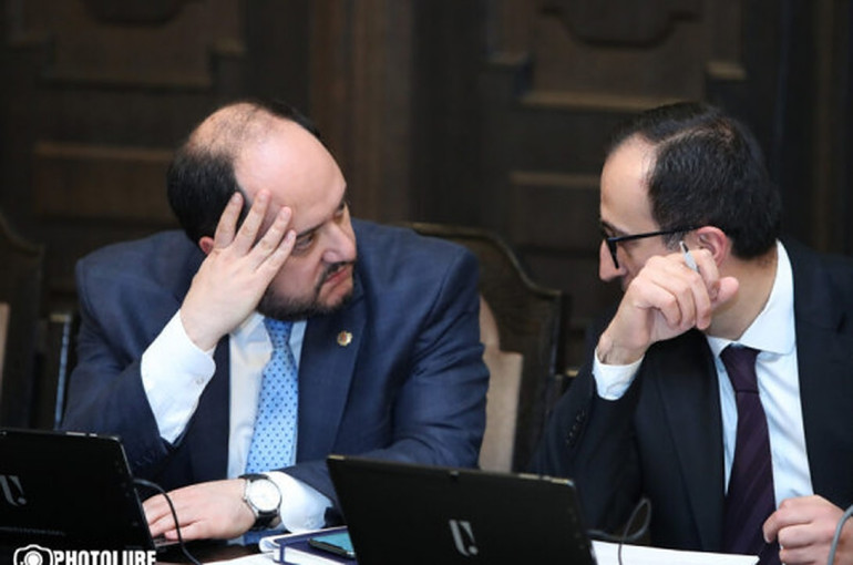 Արսեն Թորոսյանն ազատվել է վարչապետի աշխատակազմի ղեկավարի պաշտոնից. այդ պաշտոնում նշանակվել է Արայիկ Հարությունյանը