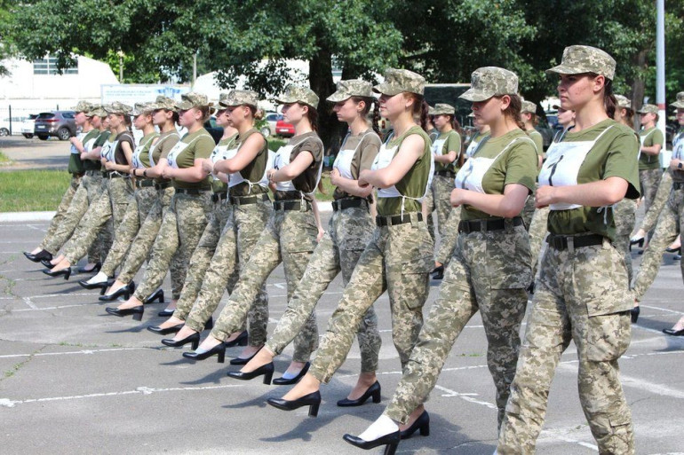 «Դա սեքսիզմ է, ոչ թե հավասարություն». Ուկրաինայում բողոքի ալիք է բարձրացրել զորահանդեսի ժամանակ կանանց՝ բարձրակրունկներ հագնելու առաջարկը