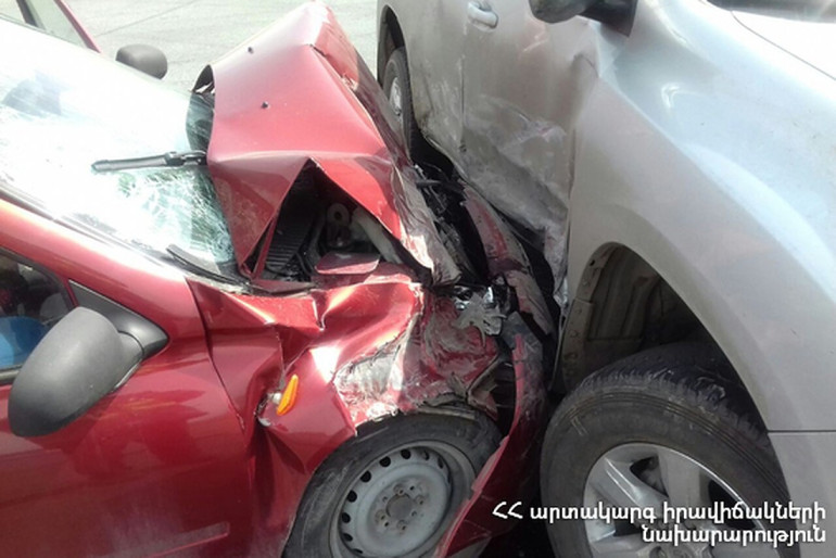 Երևանի Հասրաթյան փողոցում բախվել են Renault–ն, Toyota–ն և Mercedes-ը․ կան տուժածներ