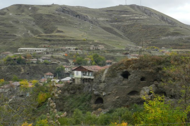Մեր գյուղին մոտ դիրքերից անասունները հատել էին սահմանը, ադրբեջանցիներն էլ օգտվել էին առիթից և չէին ցանկանում վերադարձնել, 2-3 ժամ հետո ռուս խաղաղապահների միջոցով վերադարձրեցին.Խնածախի վարչական ղեկավար