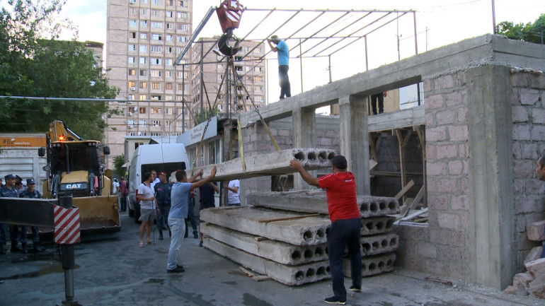 Երևանում ապօրինաբար կառուցված շինություններ են ապամոնտաժվել (տեսանյութ)