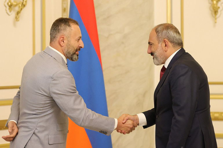 Նիկոլ Փաշինյանը հանդիպել է «Միասնական հայրենիք» կուսակցության առաջնորդ Մհեր Տերտերյանի հետ