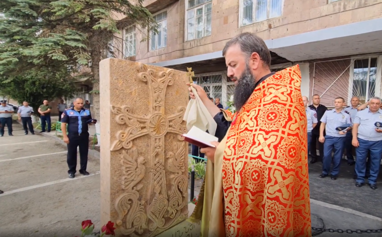 Ախուրյանում օծվել է զոհված ոստիկանների հիշատակը հավերժացնող խաչքարը (տեսանյութ)