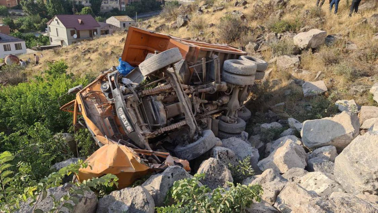 Պարզվել է «Կամազ»–ի վարորդի ինքնությունը, որը երեկ տեղում մահացել էր վթարից (տեսանյութ, լուսանկարներ)