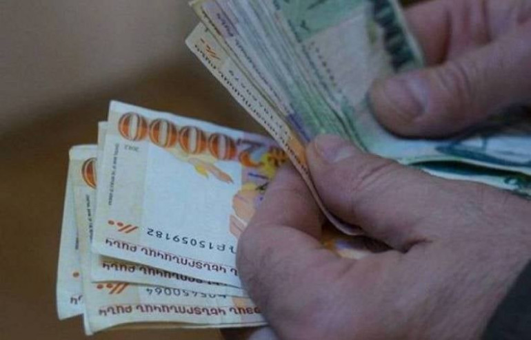 Hraparak: Azerbaijanis 'selling' Armenian currency after Karabakh war