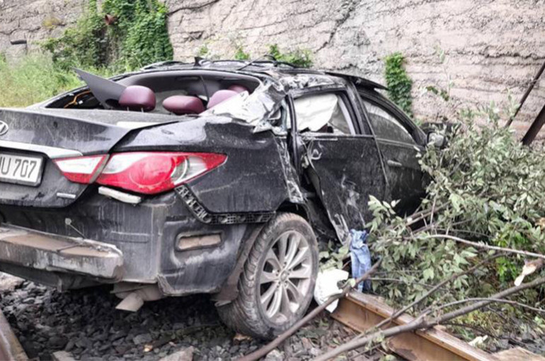 Ալավերդի-Սանահին հատվածում Hyundai մակնիշի ավտոմեքենան ժայռից ընկել է երկաթուղային գծերի վրա. երեք մարդ հոսպիտալացվել է