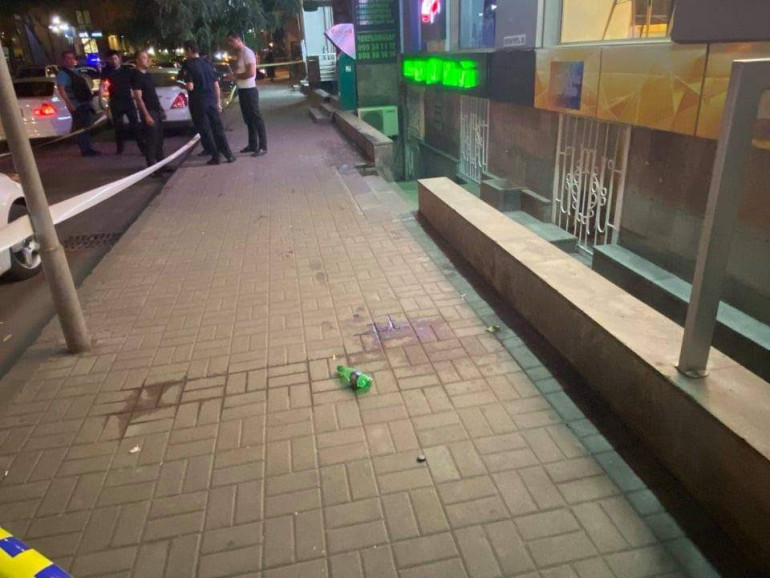 Կրակոցներ Ամիրյան փողոցում. վիրավոր անձին բեռնախցիկը դրել ու տարել են դեպքի վայրից (լուսանկարներ)