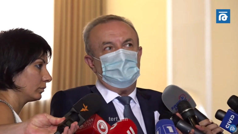 Թատրոնները դեռ միավորված չեն, բայց կա նման գաղափար, դա լիովին տեղավորվում ԿԳՄՍՆ-ի ոլորտային քաղաքականության մեջ. Դումանյանը՝ կամերային և Պարոնյանի անվան կոմեդիայի թատրոնների միավորման մասին