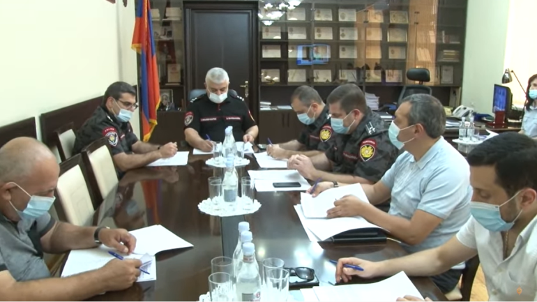 Երևանում ծառն ընկել է ավտոմեքենայի վրա. shamshyan.com