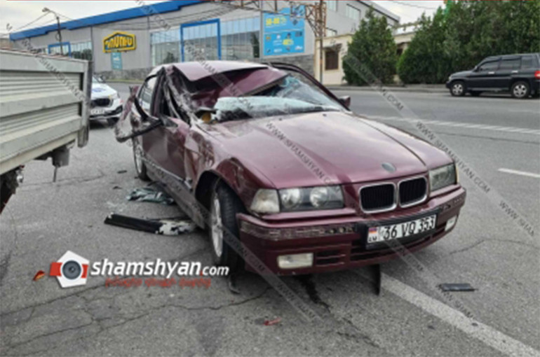 Դավիթ Բեկի պողոտայում բախվել են Mercedes-ն ու BMW-ն․ BMW-ն էլ բախվել է կայանված Ford Transit-ին․ կա վիրավոր․ shamshyan.com