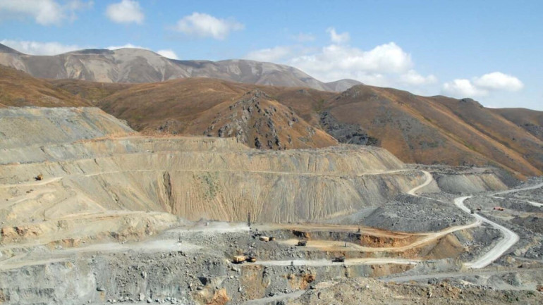 Սոթքի հանքավայրի տարածքում գիշերն անկանոն կրակոցներ են հնչել, հանքավայրի աշխատանքը դադարեցվել է, մոտ 150 աշխատակիցները՝ տարհանվել