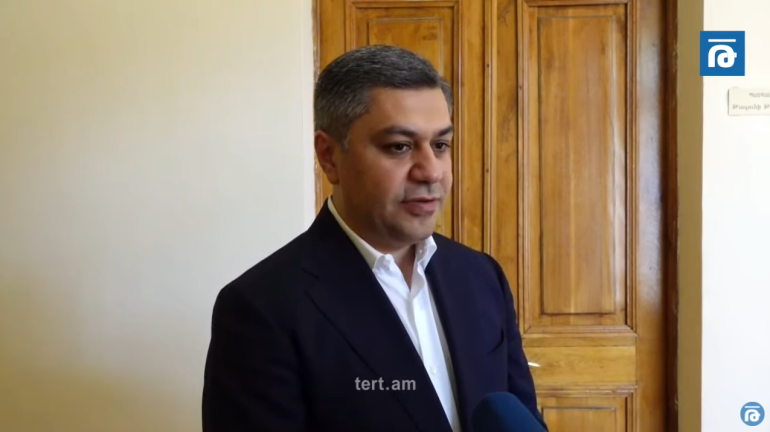 Դիմակավորված անձինք մահակներով և դանակներով ներխուժել են Երևանի ավագանու «Իմ քայլը» խմբակցության անդամ Արման Անտոնյանի տուն, դաժան ծեծի են ենթարկել և դանակահարել նրան. հայտարարություն