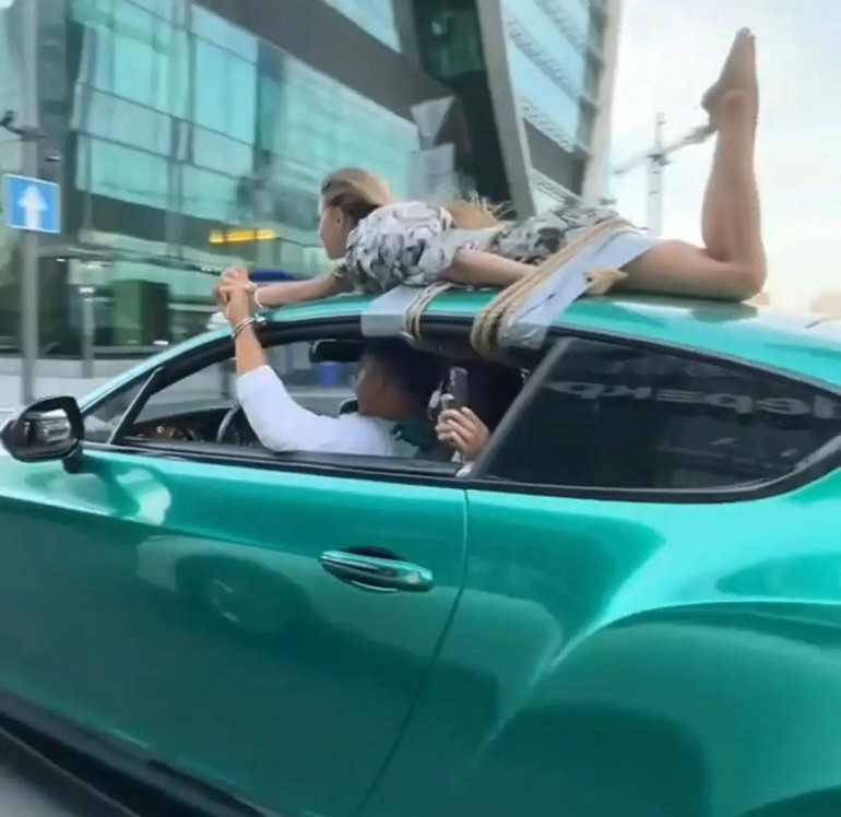 Հայտնի բլոգերն ընկերուհուն կապել է Bentley-ի տանիքին և շրջել Մոսկվայով (տեսանյութ) Հայտնի բլոգերն ընկերուհուն կապել է Bentley-ի տանիքին և շրջել Մոսկվայով (տեսանյութ)