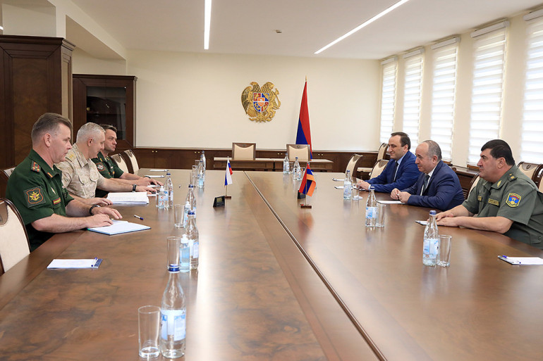 Արշակ Կարապետյանը և Ռուստամ Մուրադովը քննարկել են իրադրությունը հայ-ադրբեջանական սահմանին