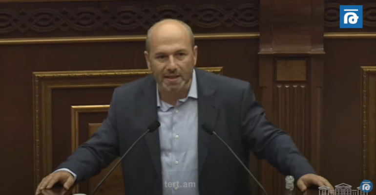 Եթե այստեղ եք այսքան պրիմիտիվ, ապա Սյունիքի, Արցախի, մեր քայքայված տնտեսության հարցերը ինչպե՞ս եք լուծելու, որոշում կայացրե՛ք, դա ձեզ մոտ լավ է ստացվում․ Գեղամ Նազարյան Եթե այստեղ եք այսքան պրիմիտիվ, ապա Սյունիքի, Արցախի, մեր քայքայված տնտեսության հարցերը ինչպե՞ս եք լուծելու, որոշում կայացրե՛ք, դա ձեզ մոտ լավ է ստացվում․ Գեղամ Նազարյան