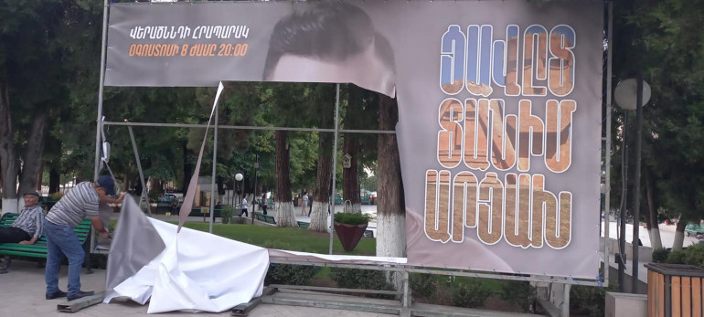 «Երբ խոխիս կպիրեն, թող այն ժամանակ էլ գան կանցերտ տան». Ստեփանակերտի բնակիչը  պատռել է Անդրեի համերգի պաստառը (տեսանյութ)