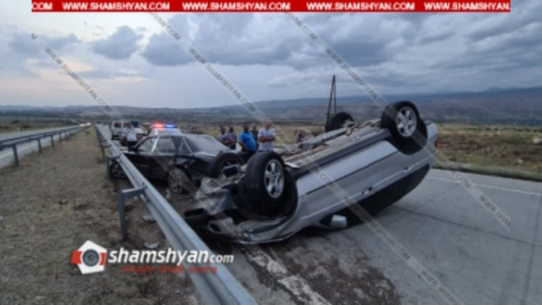 Արագածոտնի մարզում բախվել են BMW X5-ն ու Mercedes-ը. BMW-ն գլխիվայր շրջվել է, Mercedes-ն էլ բախվել է երկաթե արգելապատնեշին. shamshyan.com