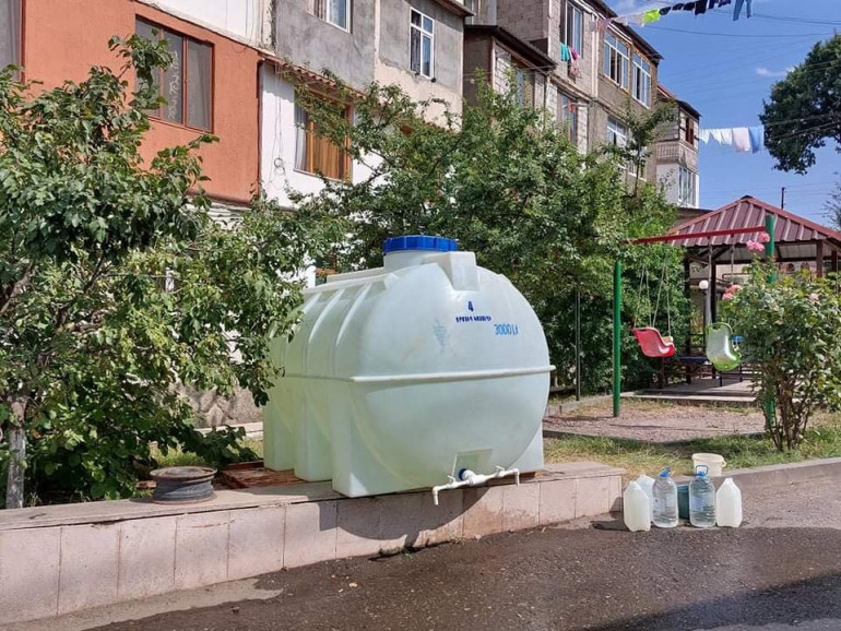 ԿԽՄԿ աջակցությամբ ջրով լի բաքեր են տեղադրվում Ստեփանակերտի ջրազուրկ բնակելի շենքերի բակերում

 