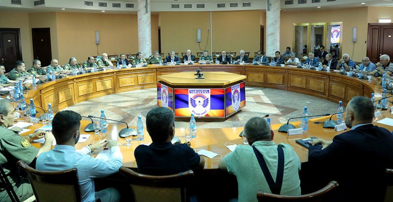 ՀՀ պաշտպանության և ԲՏԱ նախարարները հանդիպել են ռազմարդյունաբերական ձեռնարկությունների ներկայացուցիչների հետ, տրվել են հանձնարարականներ

 