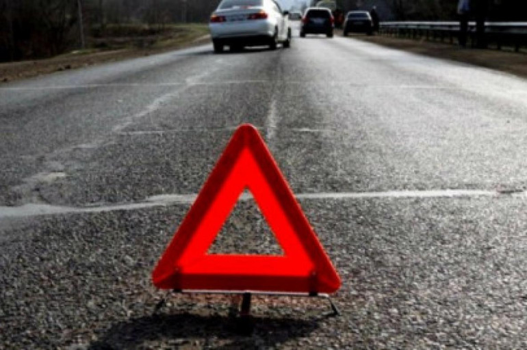 Ապարանում «VAZ 2106» ավտոմեքենան բախվել է կայանված ավտոքարշակին․ կան տուժածներ