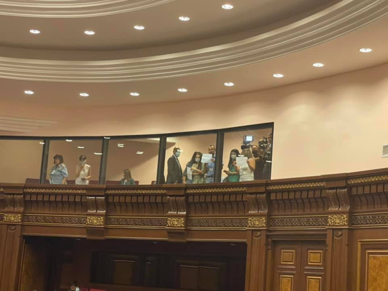 Փաշինյանի ելույթի ժամանակ լրագրողները բողոքի ակցիա են արել