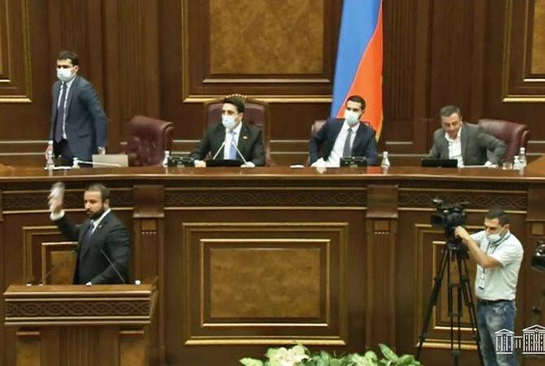 Լարված իրավիճակ` ԱԺ-ում. Հայկ Սարգսյանի ելույթի ժամանակ իշխանությունն ու ընդդիմությունը սկսեցին միմյանց վրա շշեր նետել․ հայտարարվեց ընդմիջում (տեսանյութ)
