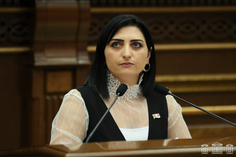 Դուք իշխանություն եք և պարտավոր եք լսել քննադատություն, երկու օր է՝ քաղաքացիները մեր մասին վատ կարծիք են ձևավորում. սրա համար չենք այստեղ հավաքվել. Թագուհի Թովմասյան Դուք իշխանություն եք և պարտավոր եք լսել քննադատություն, երկու օր է՝ քաղաքացիները մեր մասին վատ կարծիք են ձևավորում. սրա համար չենք այստեղ հավաքվել. Թագուհի Թովմասյան
