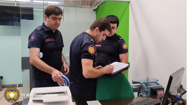 Արթուր Ղազինյանը չընտրվեց ԱԺ պաշտպանության և անվտանգության հարցերի հանձնաժողովի նախագահի տեղակալ (տեսանյութ) Արթուր Ղազինյանը չընտրվեց ԱԺ պաշտպանության և անվտանգության հարցերի հանձնաժողովի նախագահի տեղակալ (տեսանյութ)
