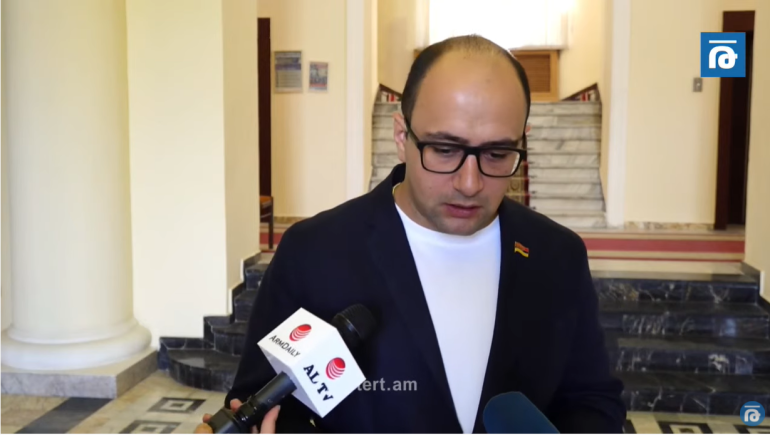 Հողերի հանձնումը շարունակվելու է հատվածային՝ դե ֆակտո իրողություն դարձած նման դրսևորումներով․ այսինքն՝ ճանապարհն այնպես է կառուցվելու, որ որոշ հայկական գյուղեր դուրս մնան․ Հայկ Մամիջանյան
(տեսանյութ) Հողերի հանձնումը շարունակվելու է հատվածային՝ դե ֆակտո իրողություն դարձած նման դրսևորումներով․ այսինքն՝ ճանապարհն այնպես է կառուցվելու, որ որոշ հայկական գյուղեր դուրս մնան․ Հայկ Մամիջանյան
(տեսանյութ)