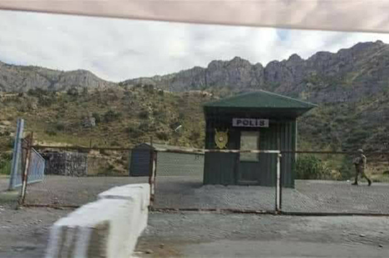 Գորիս-Կապան ճանապարհի Որոտանի հատվածում ադրբեջանական անցակետի ոստիկանները երեկ երեկոյան զինծառայողներին հաց հասցնող ավտոմեքենա են կանգնեցրել. լկտի վերաբերմունք է եղել. Գորիսի փոխքաղաքապետ Գորիս-Կապան ճանապարհի Որոտանի հատվածում ադրբեջանական անցակետի ոստիկանները երեկ երեկոյան զինծառայողներին հաց հասցնող ավտոմեքենա են կանգնեցրել. լկտի վերաբերմունք է եղել. Գորիսի փոխքաղաքապետ