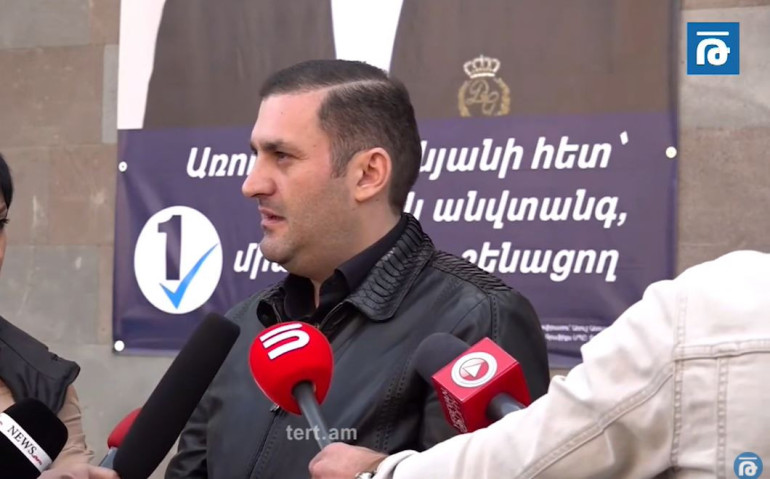 Դրանք սոցիալական աջակցություններն են. Գյումրիի քաղաքապետի ՔՊ թեկնածուն` գյումրեցիներին ընտրություններից առաջ 50 հազար դրամ բաժանելու մասին (տեսանյութ) Դրանք սոցիալական աջակցություններն են. Գյումրիի քաղաքապետի ՔՊ թեկնածուն` գյումրեցիներին ընտրություններից առաջ 50 հազար դրամ բաժանելու մասին (տեսանյութ)