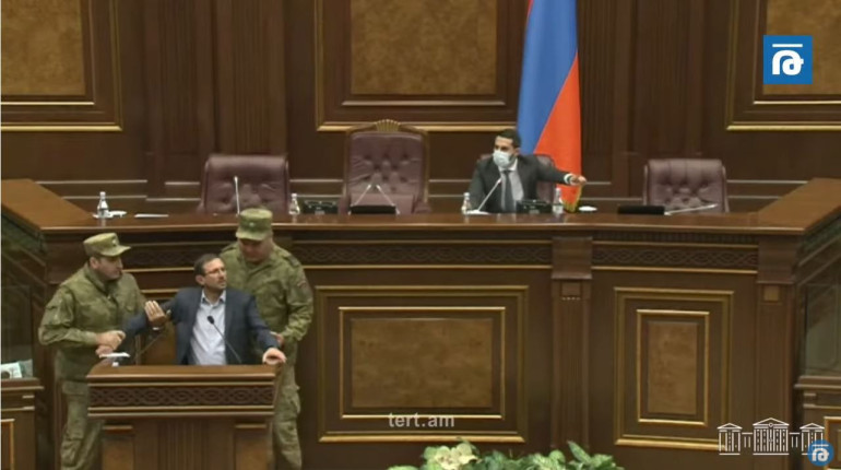 Գորիս-Կապան ճանապարհին մոտ քսան ադրբեջանցի կանգնեցրին մեքենաս, բացեցին դուռը, հարվածեցին մեքենայիս, հայհոյեցին. Գորիսի բնակիչ (տեսանյութ)