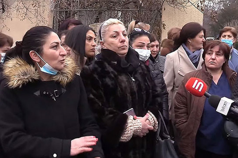 Ասել են՝ դիմում գրեք, ազատվեք, ավելի վատ ձևով կհանենք․ Նորքի ինֆեկցիոն կենտրոնի մի քանի տասնյակ աշխատակիցների ազատել են աշխատանքից, նրանք բողոքի ակցիա են իրականացրել