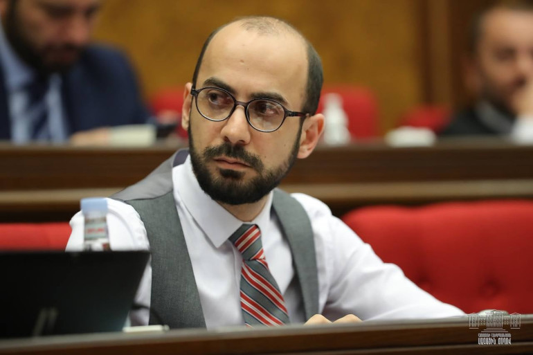 ՔՊ-ական Արթուր Հովհաննիսյանը հերքում է, թե պատերազմի օրերին իր բնակարանի հարցն է լուծել, բայց նա պետական ծրագրով փորձել է բնակարան ձեռք բերել, պարզապես վիճակահանությունը չի շահել․ (տեսապատկեր) ՔՊ-ական Արթուր Հովհաննիսյանը հերքում է, թե պատերազմի օրերին իր բնակարանի հարցն է լուծել, բայց նա պետական ծրագրով փորձել է բնակարան ձեռք բերել, պարզապես վիճակահանությունը չի շահել․ (տեսապատկեր)