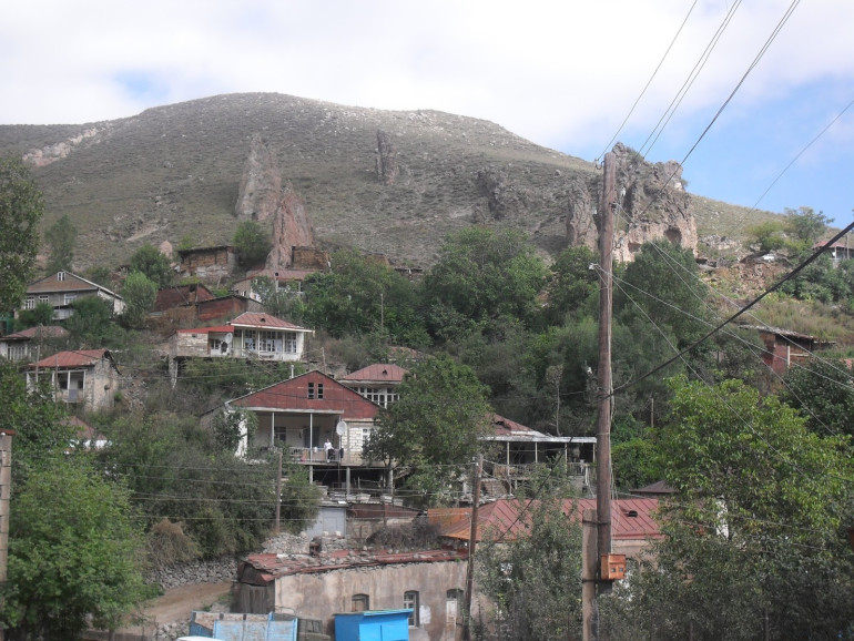 Գյուղը թերակղզու է նմանվել՝ երեք կողմից ադրբեջանցիներն են, հիմա էլ ամրաշինական աշխատանքներ են կատարում․ Խոզնավարի նախկին համայնքապետ