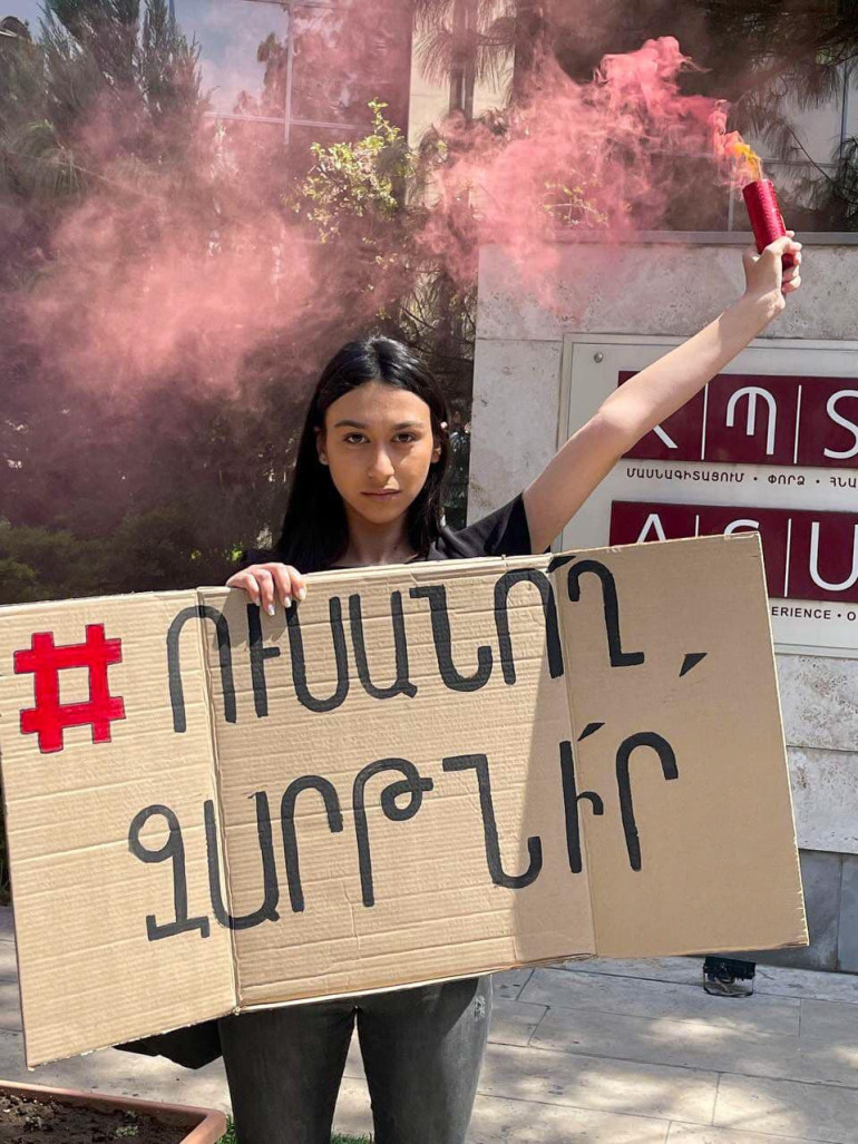 «Ուսանո՛ղ, զարթնի՛ր»․ երիտասարդների ակցիան՝ երևանյան բուհերի դիմաց (լուսանկարներ)